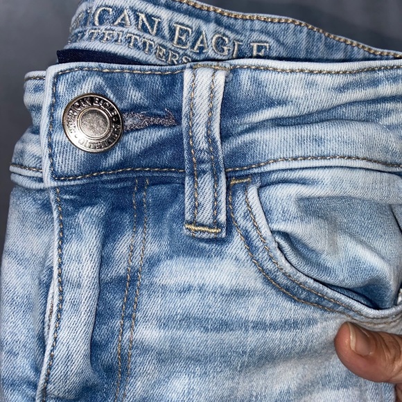 AE high rise distroyed cropped light wash - Picture 10 of 10